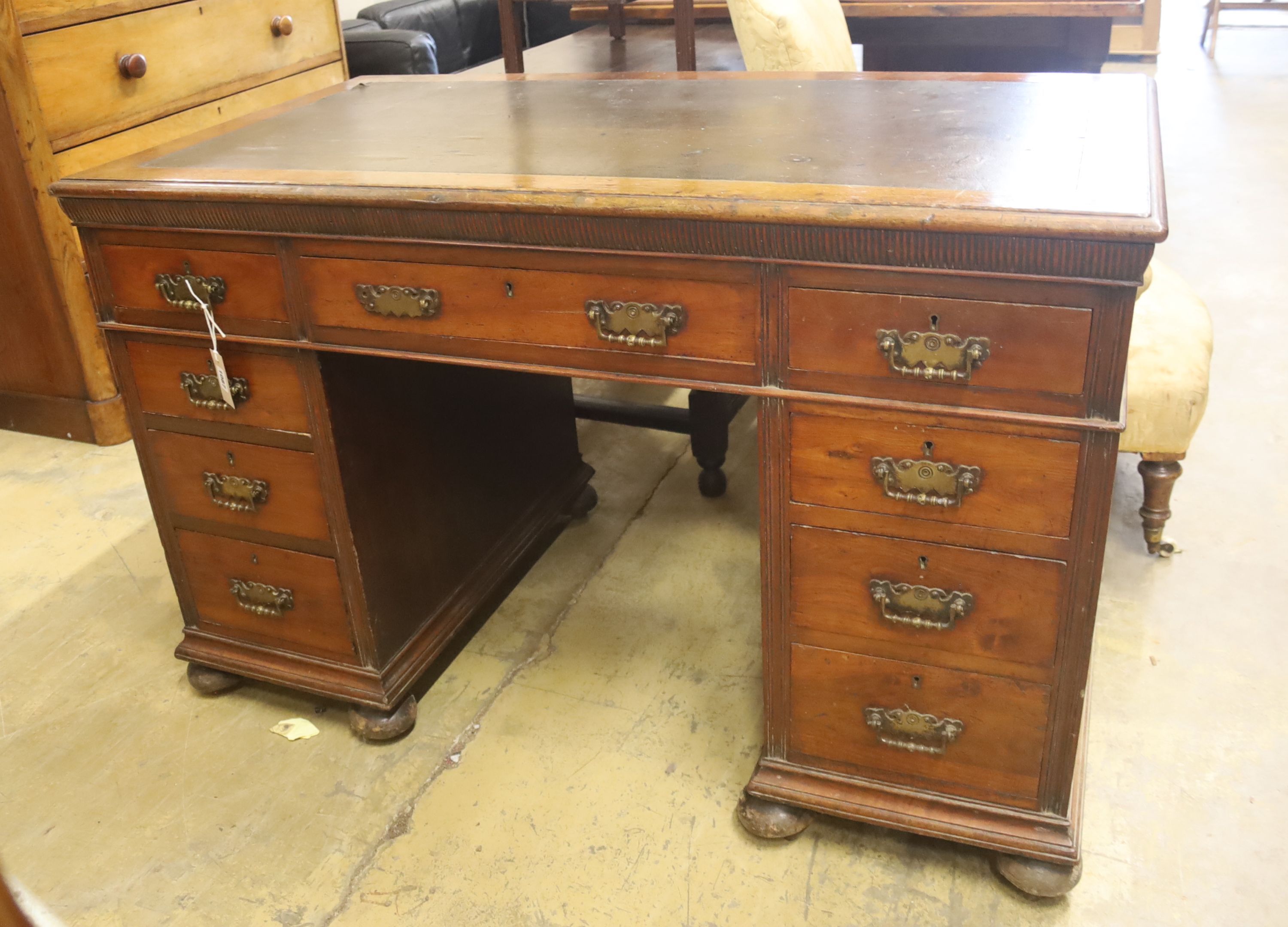 An Edwardian walnut pedestal desk, length 122cm, depth 68cm, height 78cm